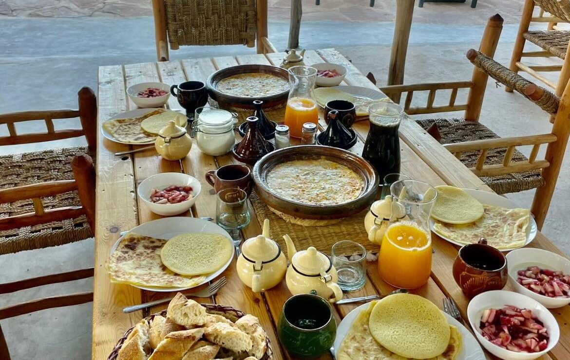déjeuner marocain Petit déjeuner marocain servi en face d'une piscine