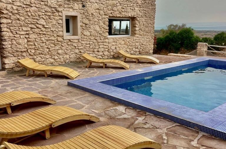 piscine Piscine avec des transats autour